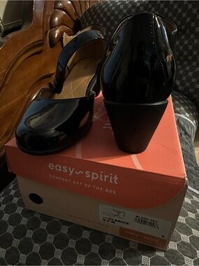 Easy Spirit Clarice Black Patent Mary Jane Heels 9.5W Used Once.